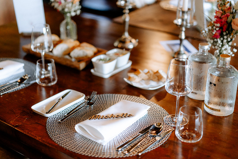 Individuell dekorierter Platz in der Moormühle mit Namenskärtchen, Blumen und Gedeck
