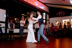 Brautpaar tanzt während der Hochzeit im Festsaal der Moormühle unter stimmungsvoller Beleuchtung