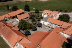 Der Innenhof der Moormühle in Burgdorf mit Reetdach-Pavillon und Kopfsteinpflaster