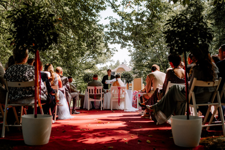 Blick auf die Trauung aus der Perspektive der Gäste mit Blick auf den Altar.