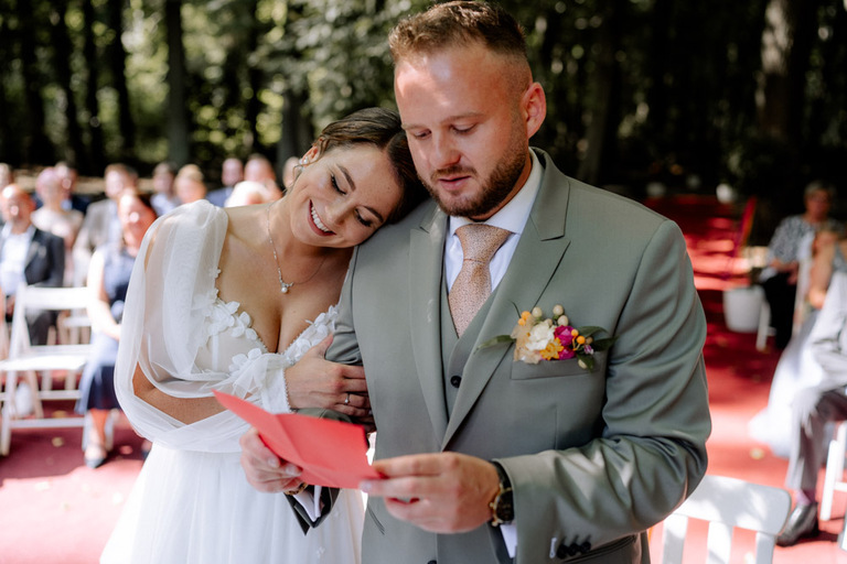 Braut und Bräutigam teilen ihre Gelübde vor Familie und Freunden.