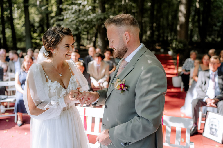 Das Brautpaar tauscht die Eheringe bei der freien Trauung aus.