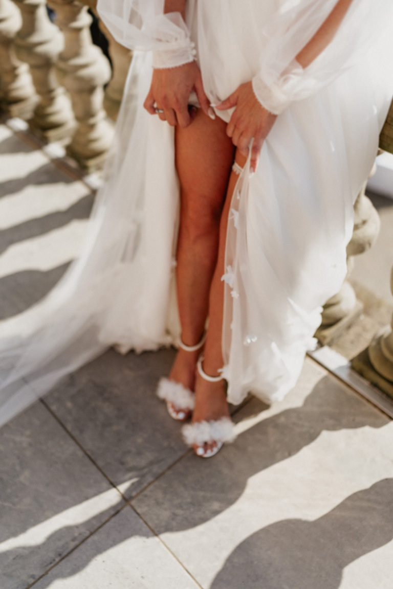 Elegante weiße Brautschuhe mit filigranen Blumenapplikationen auf Spitze