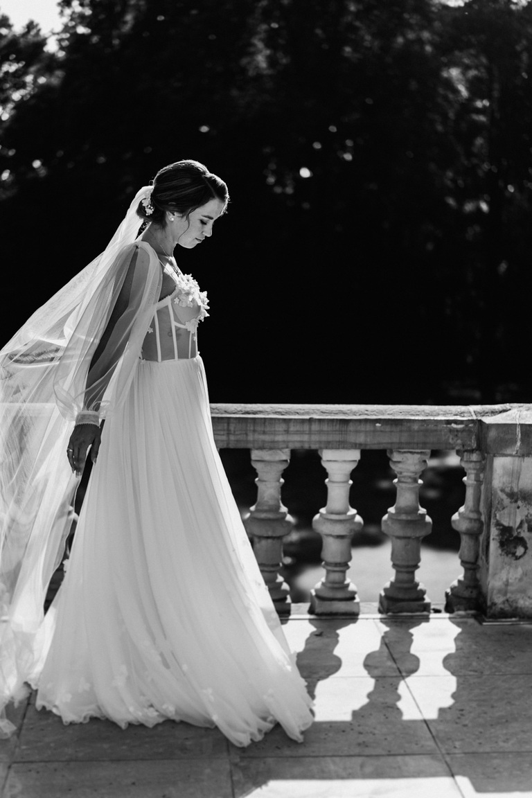 Braut im Schwarz-Weiß-Portrait auf dem Balkon von Schloss Eldingen