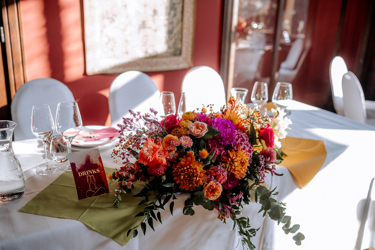 Ein wunderschönes Blumenarrangement schmückt die Hochzeitstafel im Schloss Eldingen.