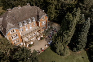 Gäste genießen ein Gartenfest im Außenbereich von Schloss Eldingen.